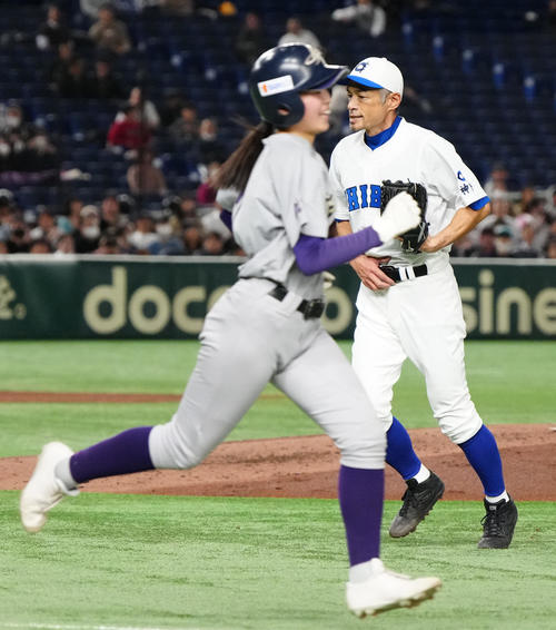 イチロー選抜対高校野球女子選抜 4回表高校野球女子選抜2死三塁、末木(手前)を投ゴロに仕留めたイチロー氏(撮影・江口和貴)
