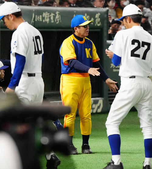 イチロー選抜対高校野球女子選抜 4回表終了後、選手を出迎えるイチロー選抜の江平監督(撮影・江口和貴)