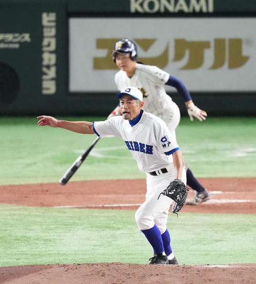イチロー選抜対高校野球女子選抜 4回表高校野球女子選抜無死一、二塁、谷川(奥)を二併殺打に打ち取るイチロー氏(撮影・菅敏)