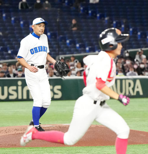 イチロー選抜対高校野球女子選抜 2回表高校野球女子選抜2死三塁、北条(手前)を遊ゴロに仕留めたイチロー氏(撮影・江口和貴)