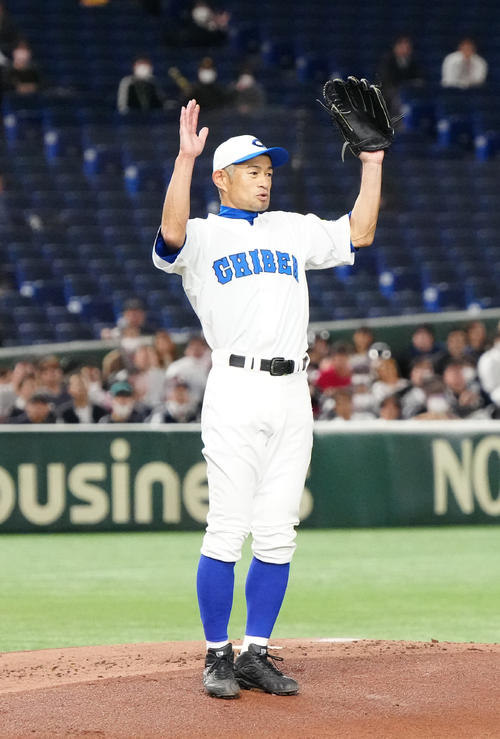 イチロー選抜対高校野球女子選抜 2回表高校野球女子選抜2死三塁、北条を遊ゴロに仕留めたイチロー氏(撮影・江口和貴)