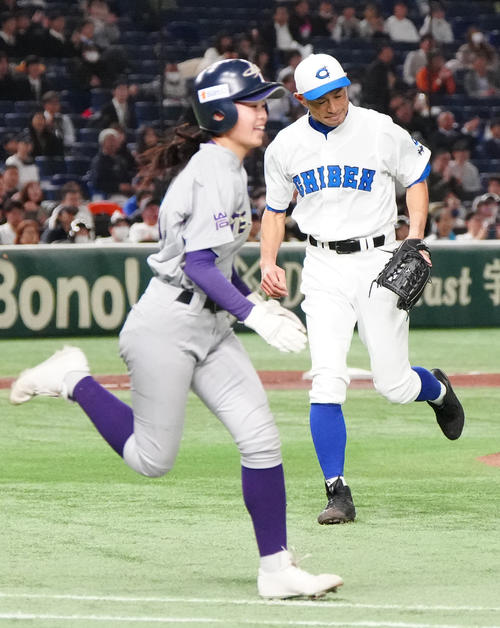 イチロー選抜対高校野球女子選抜 2回表高校野球女子選抜1死、末木(手前)に三塁打を浴びるイチロー氏(撮影・江口和貴)