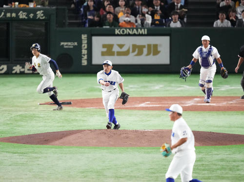 イチロー選抜対高校野球女子選抜 4回表高校野球女子選抜無死一、二塁、谷川(奥)を二併殺打に打ち取るイチロー氏。手前は松坂氏(撮影・菅敏)