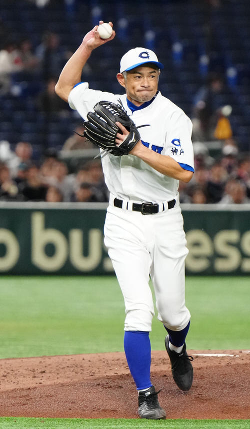 イチロー選抜対高校野球女子選抜 4回表高校野球女子選抜2死三塁、投ゴロに仕留めた末木の打球を処理したイチロー氏(撮影・江口和貴)
