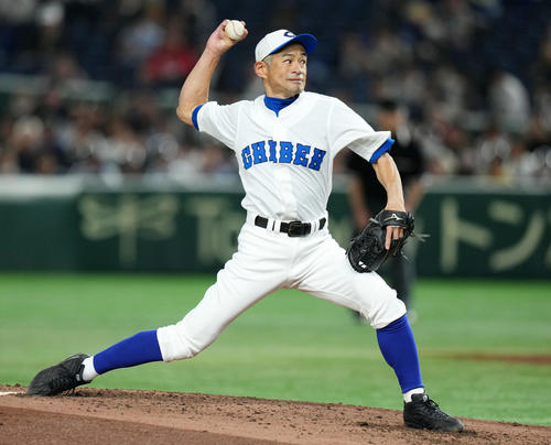 イチロー選抜対高校女子野球選抜 力投するイチロー選抜先発のイチロー氏(撮影・横山健太)