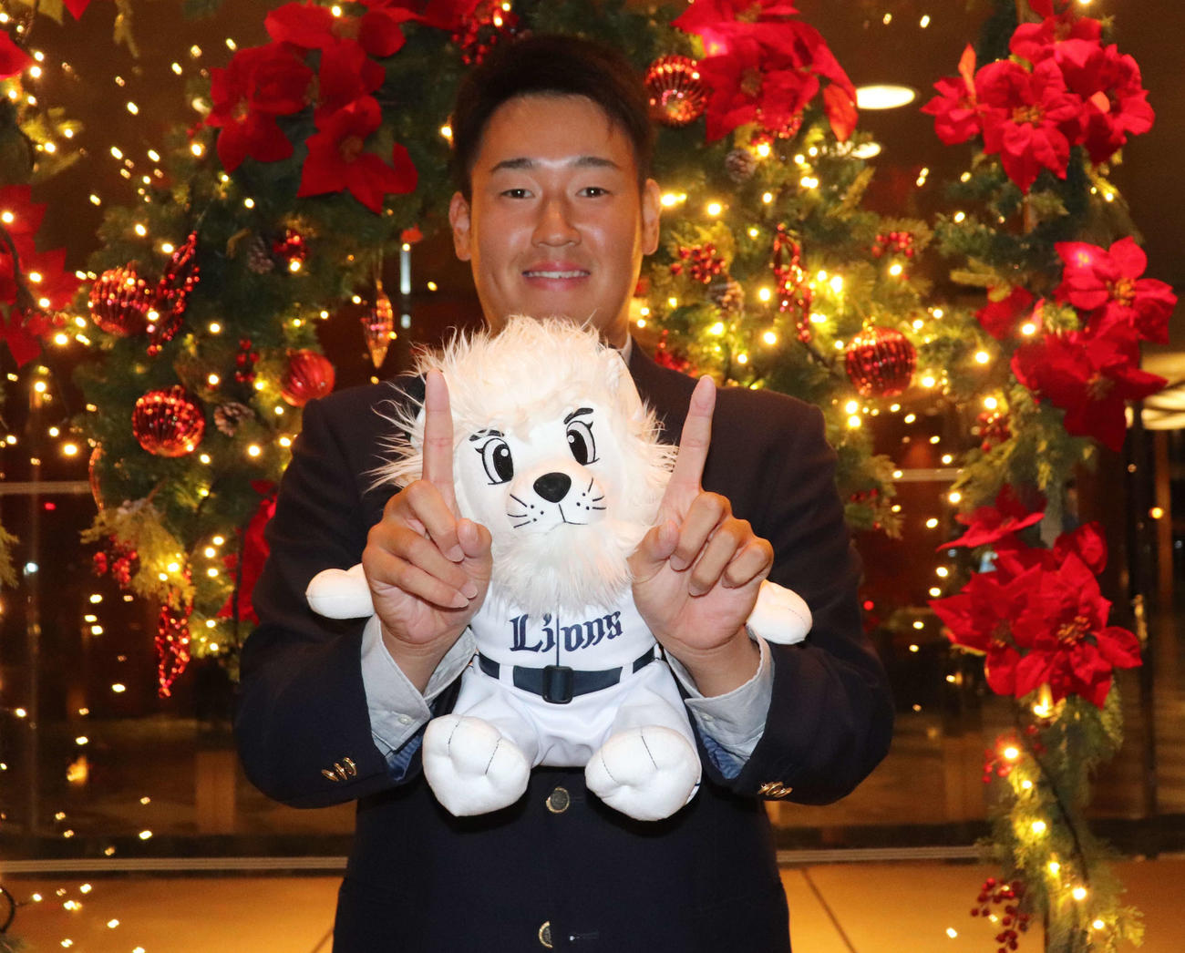 レオのぬいぐるみと背番号11ポーズをつくる、西武ドラ2大商大・上田（撮影・中島麗）