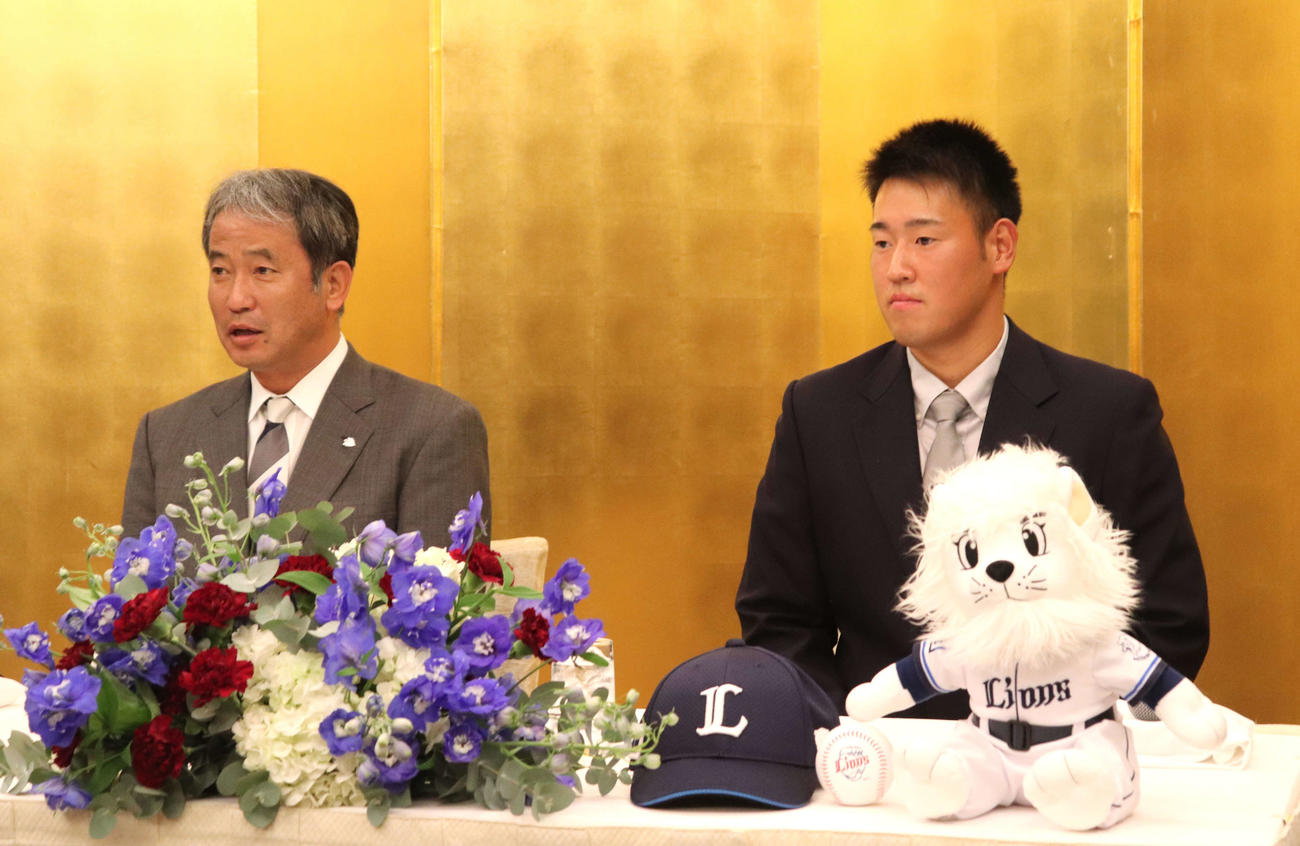 編成グループディレクターの潮崎哲也氏と西武ドラ2大商大・上田（撮影・中島麗）