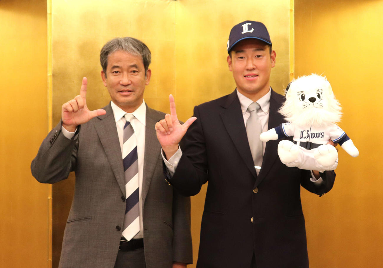 編成グループディレクターの潮崎哲也氏と西武ドラ2大商大・上田（撮影・中島麗）