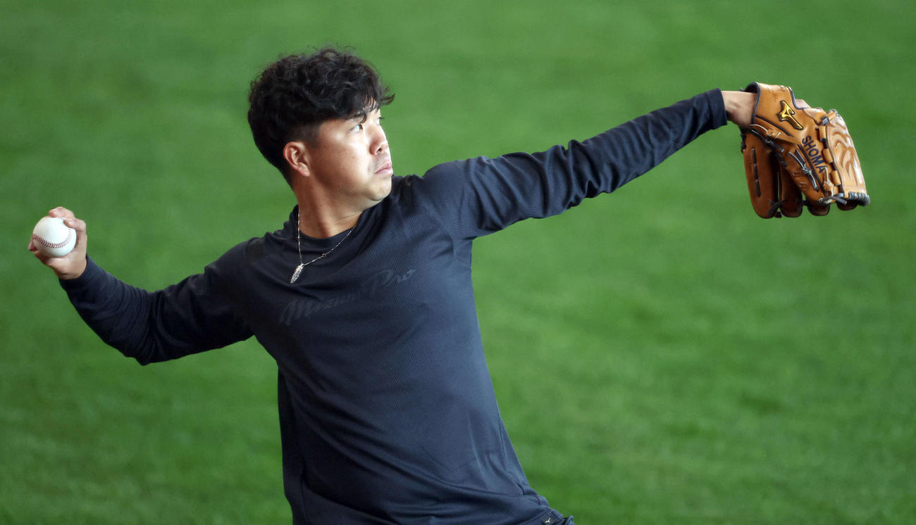契約更改前、キャッチボールをする日本ハム金村（撮影・佐藤翔太）