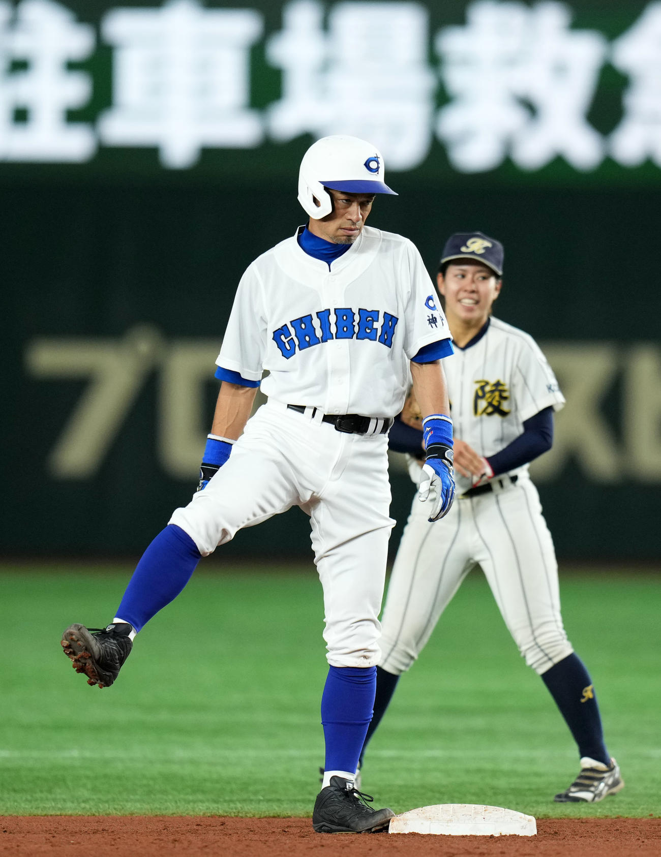 イチロー選抜対高校女子野球選抜　5回裏イチロー選抜無死、右中間へ二塁打を放った直後、足を気にするそぶりを見せるイチロー氏（撮影・横山健太）
