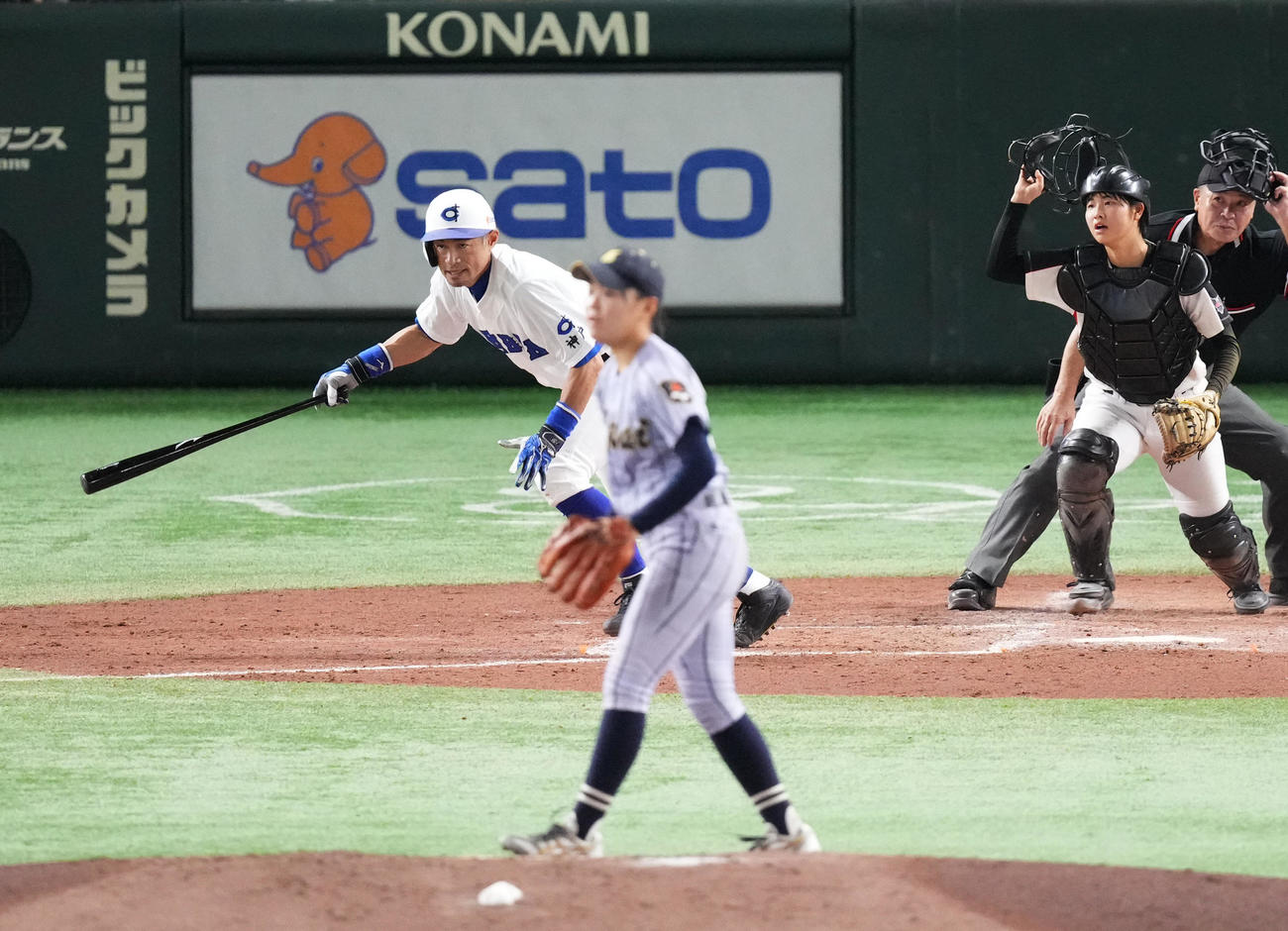 イチロー選抜対高校野球女子選抜　5回裏イチロー選抜無死、右二塁打を放つイチロー氏。投手手塚（撮影・菅敏）