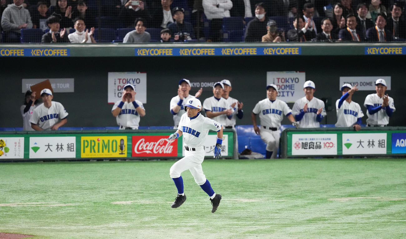 イチロー選抜対高校野球女子選抜　5回裏イチロー選抜無死、右二塁打を放ち、一塁を駆け回るイチロー氏（撮影・菅敏）