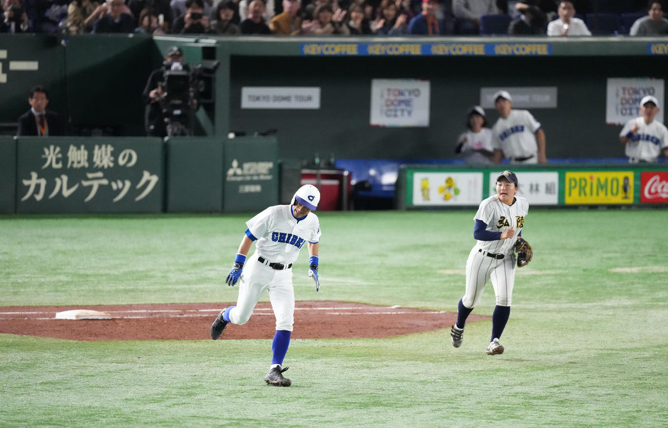 イチロー選抜対高校野球女子選抜　5回裏イチロー選抜無死、右二塁打を放ち、一塁をゆっくり回るイチロー氏（撮影・菅敏）