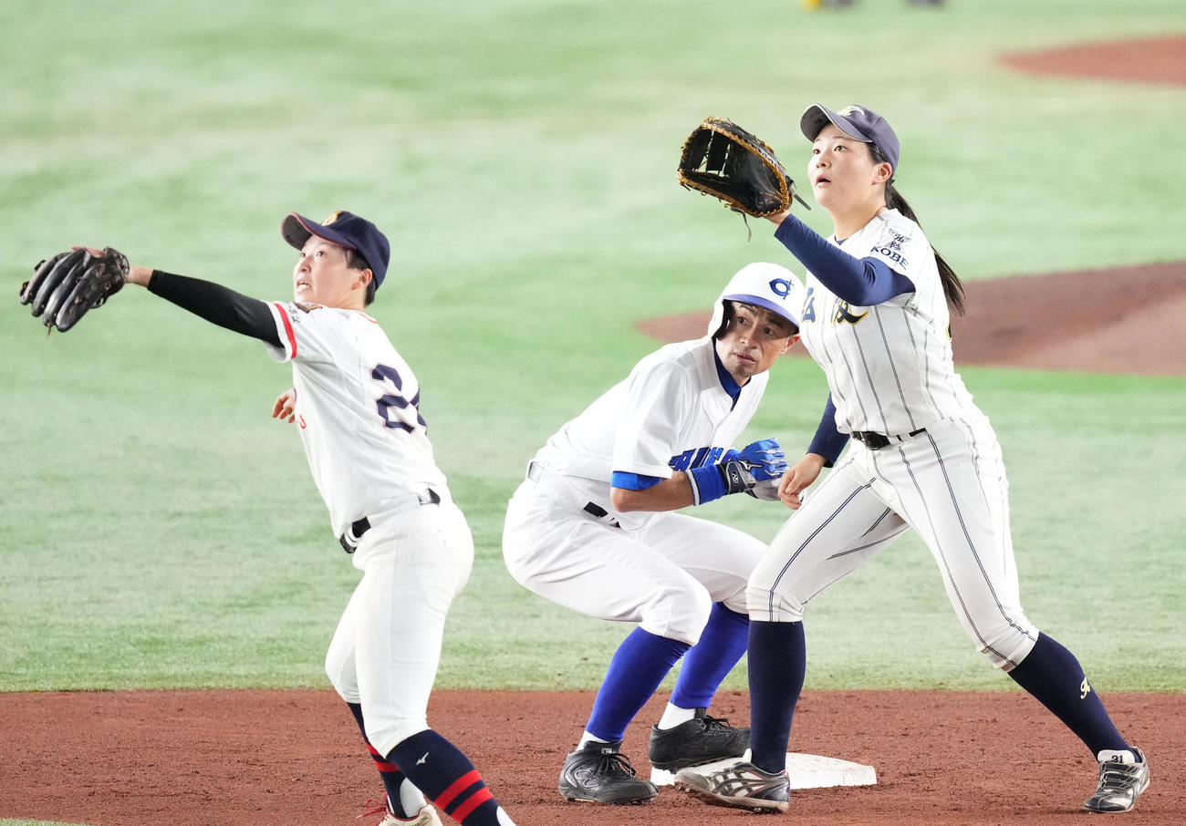 イチロー選抜対高校野球女子選抜　5回裏イチロー選抜無死、右二塁打を放ったイチロー氏（中央）は送球を見つめる（撮影・菅敏）