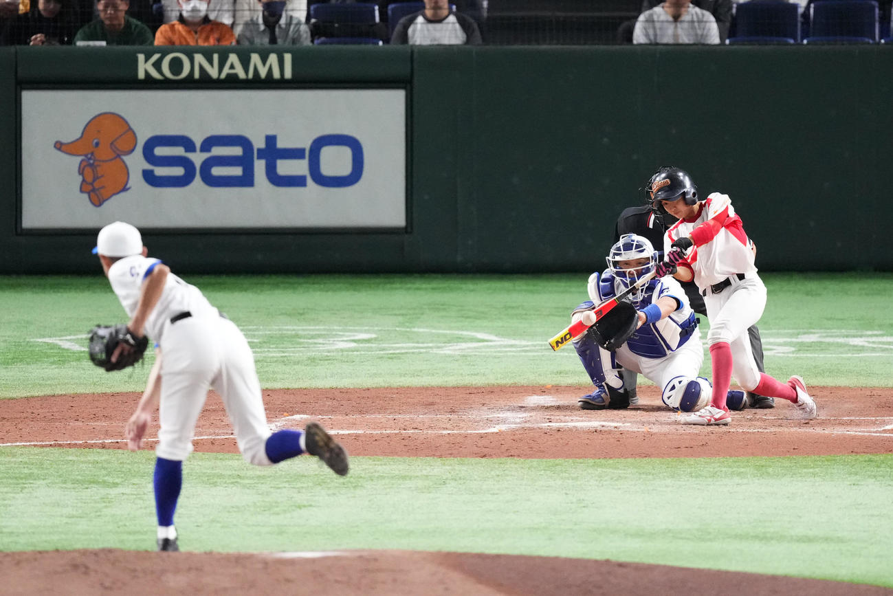 イチロー選抜対高校野球女子選抜　5回表高校野球女子選抜1死、安打を放つ北條真。投手イチロー氏（撮影・菅敏）