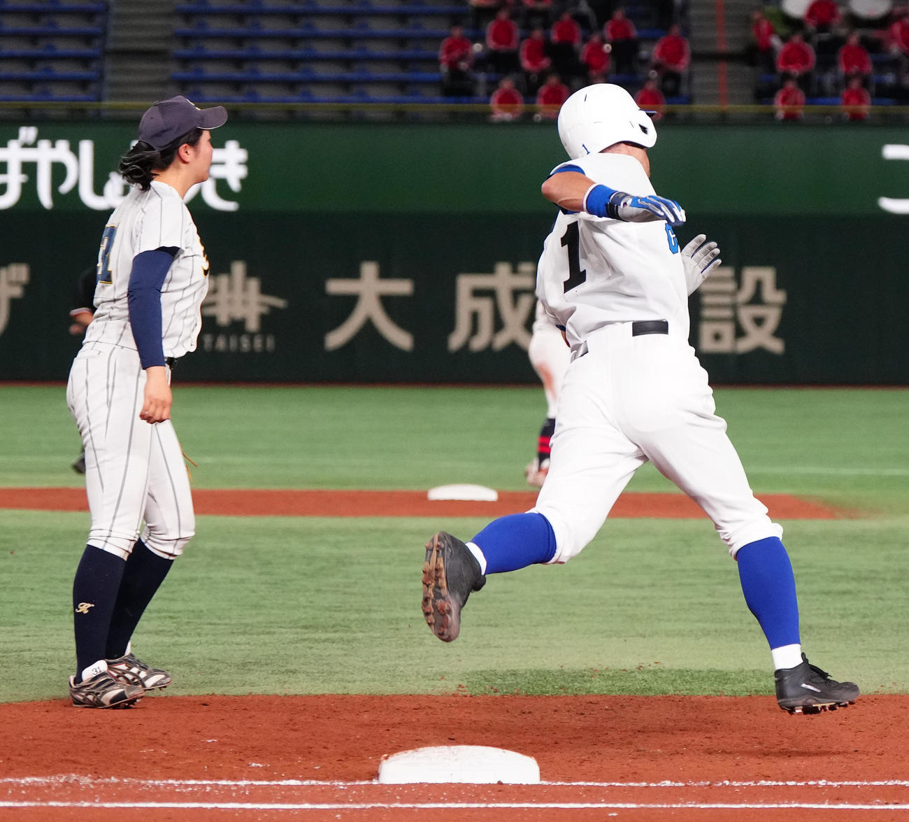 イチロー選抜対高校野球女子選抜　5回裏イチロー選抜無死、二塁打を放つイチロー氏（撮影・江口和貴）