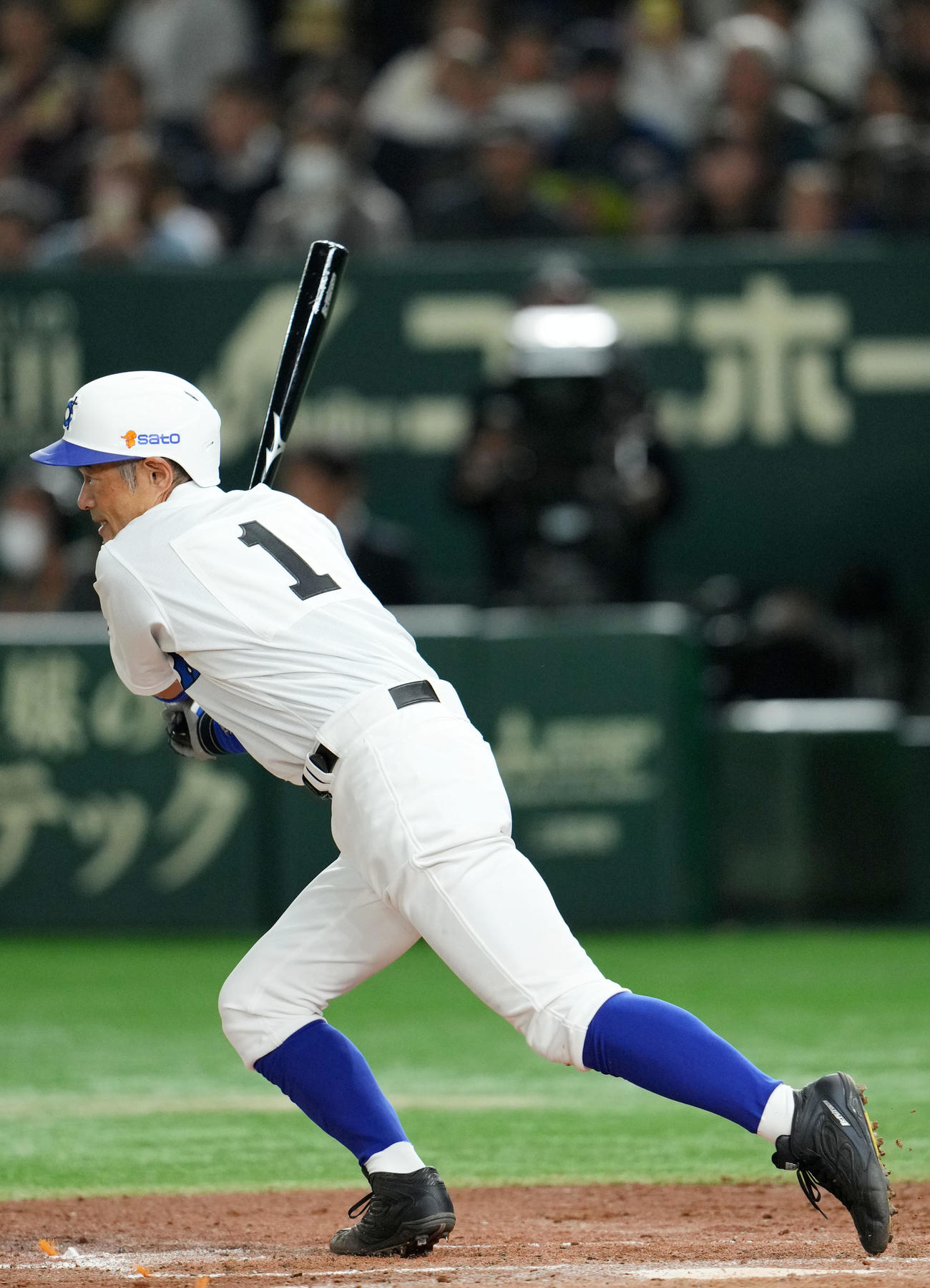 イチロー選抜対高校女子野球選抜　5回裏イチロー選抜無死、右中間へ二塁打を放つイチロー氏（撮影・横山健太）