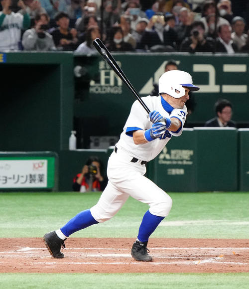 イチロー選抜対高校野球女子選抜 5回裏イチロー選抜無死、二塁打を放つイチロー氏(撮影・江口和貴)