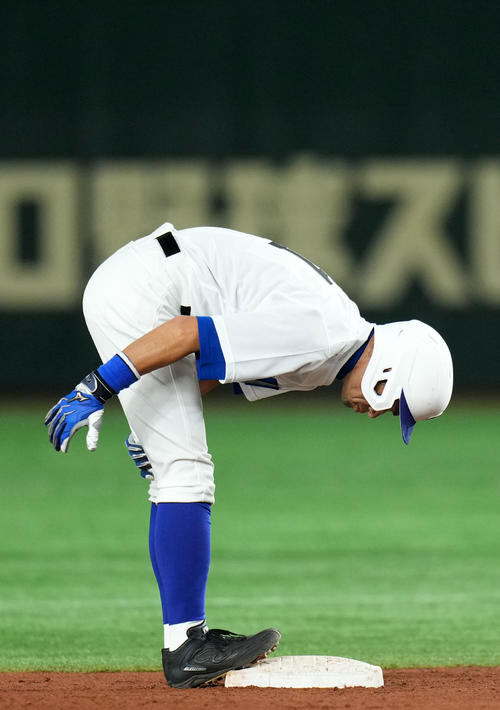 イチロー選抜対高校女子野球選抜 5回裏イチロー選抜無死、右中間へ二塁打を放った直後、足を気にするそぶりを見せるイチロー氏(撮影・横山健太)