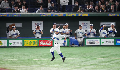 イチロー選抜対高校野球女子選抜 5回裏イチロー選抜無死、右二塁打を放ち、一塁を駆け回るイチロー氏(撮影・菅敏)