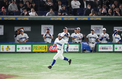 イチロー選抜対高校野球女子選抜 5回裏イチロー選抜無死、右二塁打を放ち、一塁を駆け回るイチロー氏(撮影・菅敏)