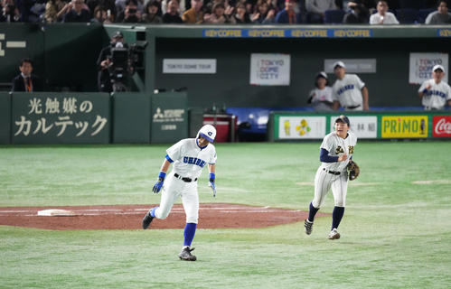 イチロー選抜対高校野球女子選抜 5回裏イチロー選抜無死、右二塁打を放ち、一塁をゆっくり回るイチロー氏(撮影・菅敏)