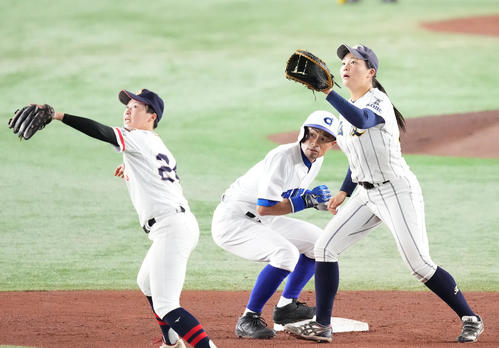 イチロー選抜対高校野球女子選抜 5回裏イチロー選抜無死、右二塁打を放ったイチロー氏(中央)は送球を見つめる(撮影・菅敏)