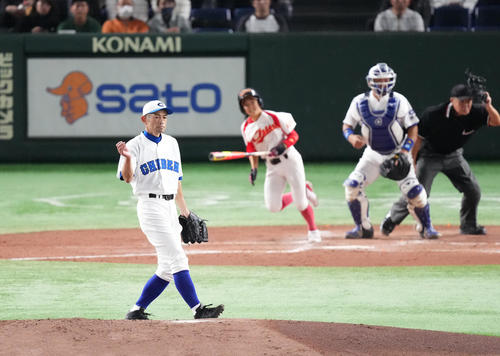 イチロー選抜対高校野球女子選抜 5回表高校野球女子選抜1死、北條(奥)に安打を打たれるイチロー氏=(撮影・菅敏)
