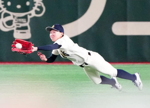 イチロー選抜対高校野球女子選抜 5回裏イチロー選抜2死二塁、中飛となった藤本の打球を好捕する樋口(撮影・江口和貴)