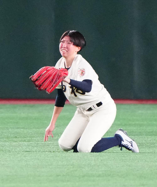 イチロー選抜対高校野球女子選抜 5回裏イチロー選抜2死二塁、中飛となった藤本の打球を好捕した樋口(撮影・江口和貴)