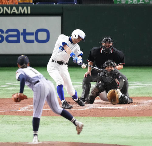 イチロー選抜対高校野球女子選抜 5回裏イチロー選抜無死、右二塁打を放つイチロー氏。投手手塚(撮影・菅敏)