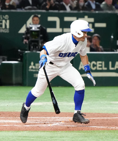 イチロー選抜対高校野球女子選抜 5回裏イチロー選抜無死、二塁打を放つイチロー氏(撮影・江口和貴)