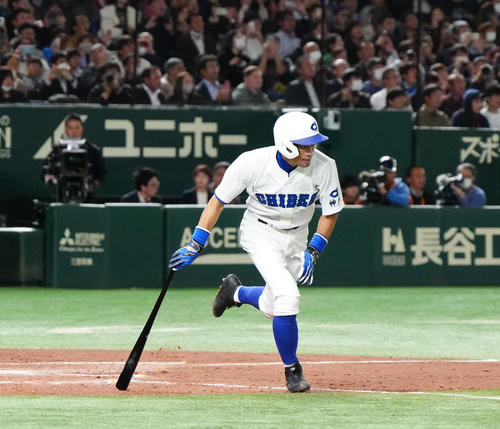 イチロー選抜対高校野球女子選抜 5回裏イチロー選抜無死、二塁打を放つイチロー氏(撮影・江口和貴)