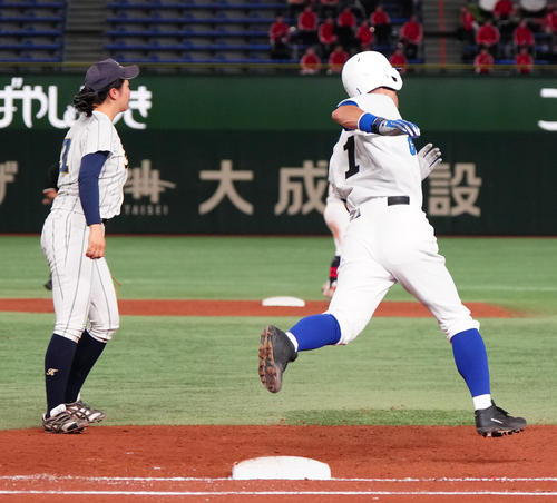 イチロー選抜対高校野球女子選抜 5回裏イチロー選抜無死、二塁打を放つイチロー氏(撮影・江口和貴)
