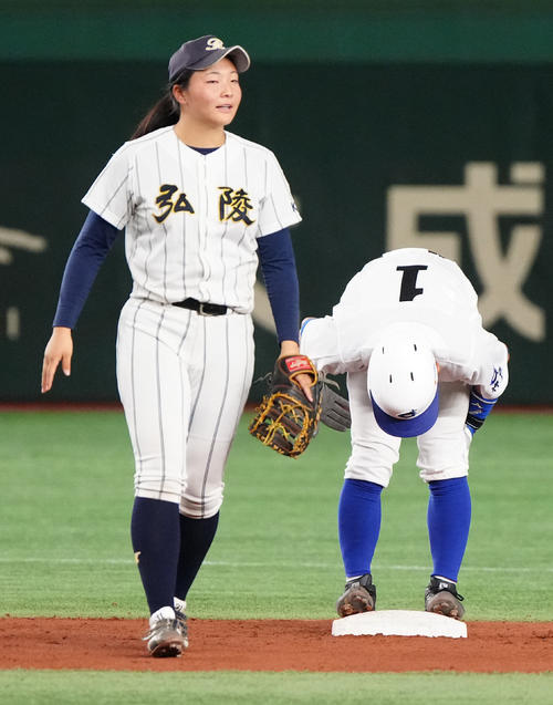 イチロー選抜対高校野球女子選抜 5回裏イチロー選抜無死、二塁打を放ったイチロー氏(右)(撮影・江口和貴)