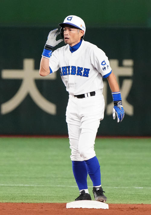イチロー選抜対高校野球女子選抜 5回裏イチロー選抜無死、二塁打を放ったイチロー氏(撮影・江口和貴)