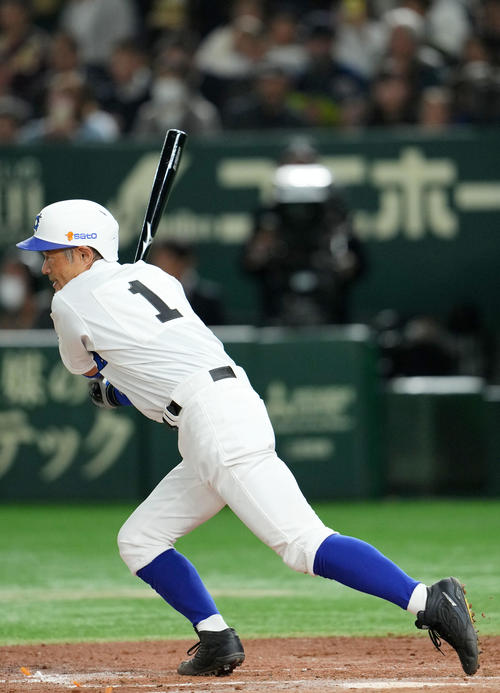 イチロー選抜対高校女子野球選抜 5回裏イチロー選抜無死、右中間へ二塁打を放つイチロー氏(撮影・横山健太)