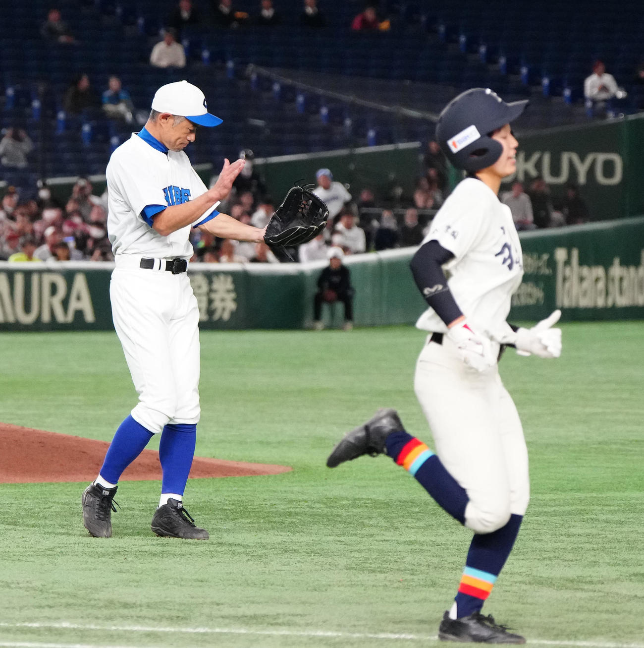 イチロー選抜対高校野球女子選抜　9回表、完封勝利を喜ぶイチロー氏（撮影・江口和貴）