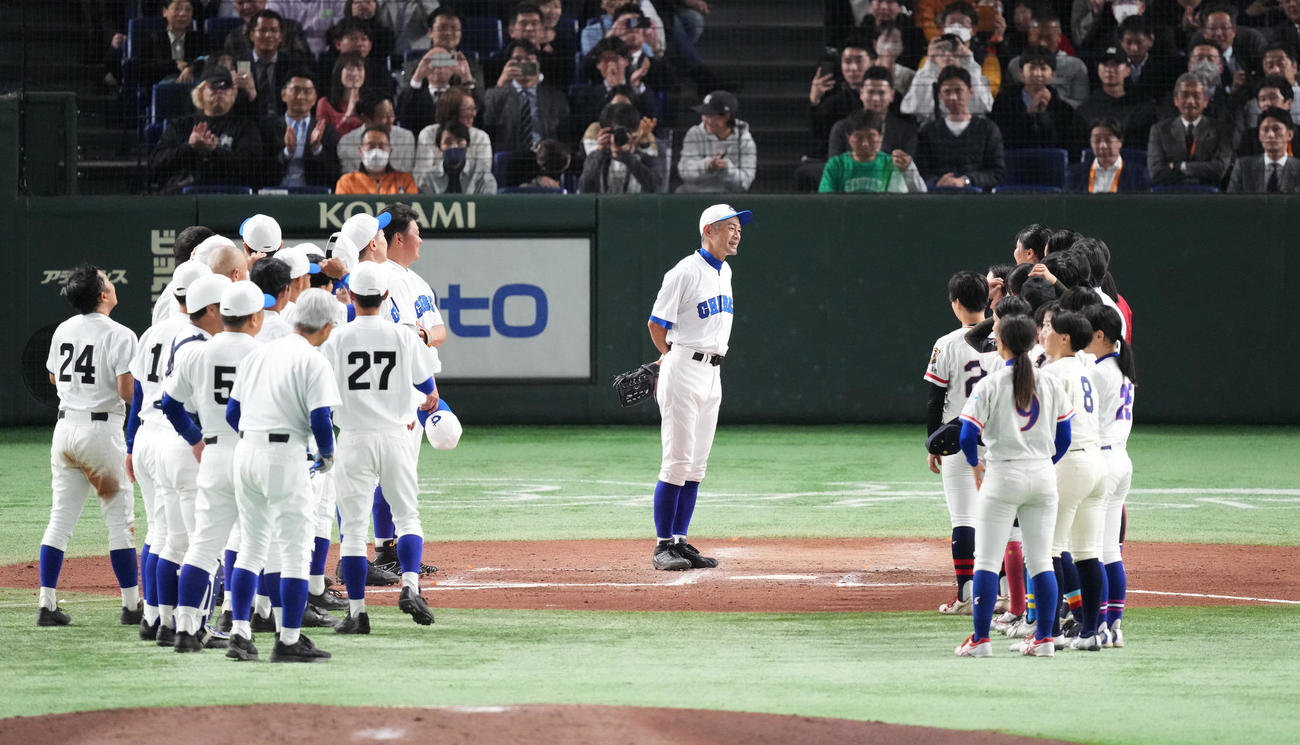 イチロー選抜対高校野球女子選抜　試合を終え、高校野球女子選抜の選手たちに話しかけるイチロー氏（中央）（撮影・菅敏）