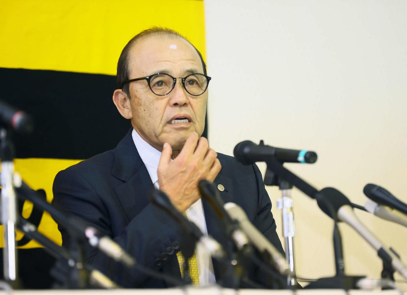 6日、オーナー報告を行った阪神岡田監督