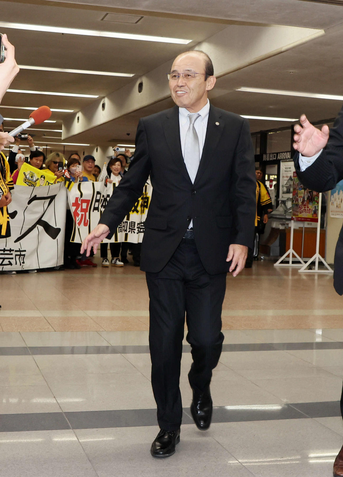 10日、日本一を達成し高知入りした岡田監督は、歓迎に笑顔を見せる