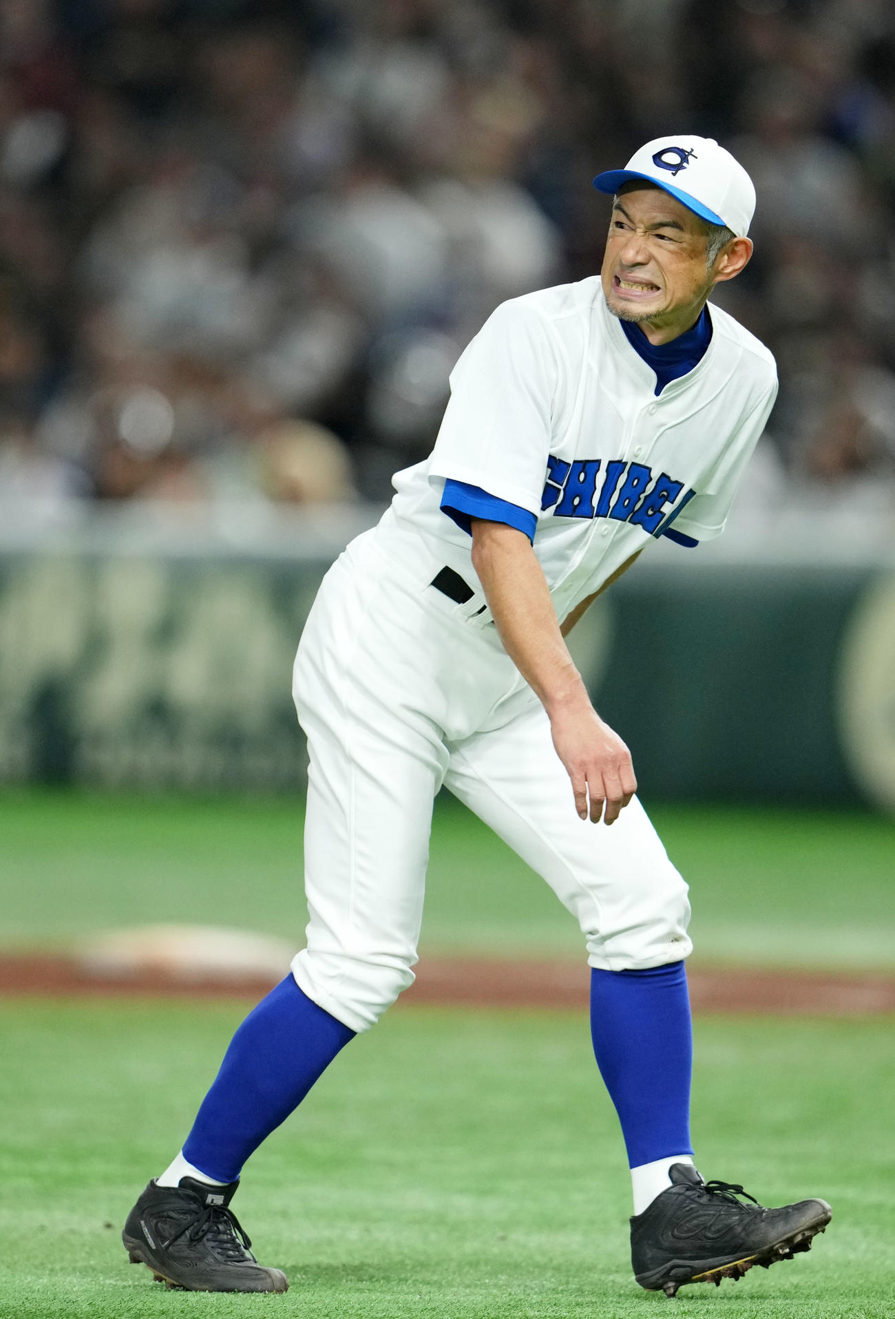 イチロー選抜対高校女子野球選抜　7回表高校女子野球選抜1死二塁、古市に左翼線への二塁打を浴び険しい表情を見せるイチロー氏（撮影・横山健太）