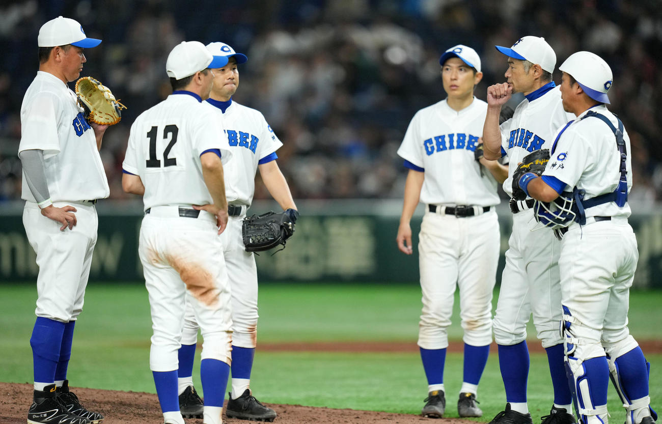 イチロー選抜対高校女子野球選抜　7回表高校女子野球選抜1死二、三塁、マウンドに集まるイチロー選抜ナイン（撮影・横山健太）