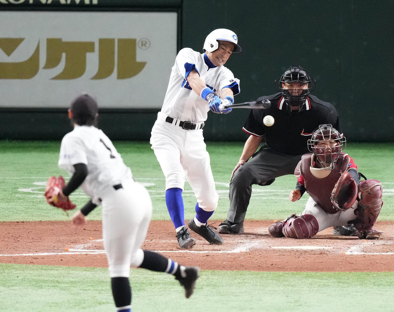 イチロー選抜対高校野球女子選抜　8回裏イチロー選抜2死一、二塁、右適時打を放つイチロー氏。投手加川（撮影・菅敏）