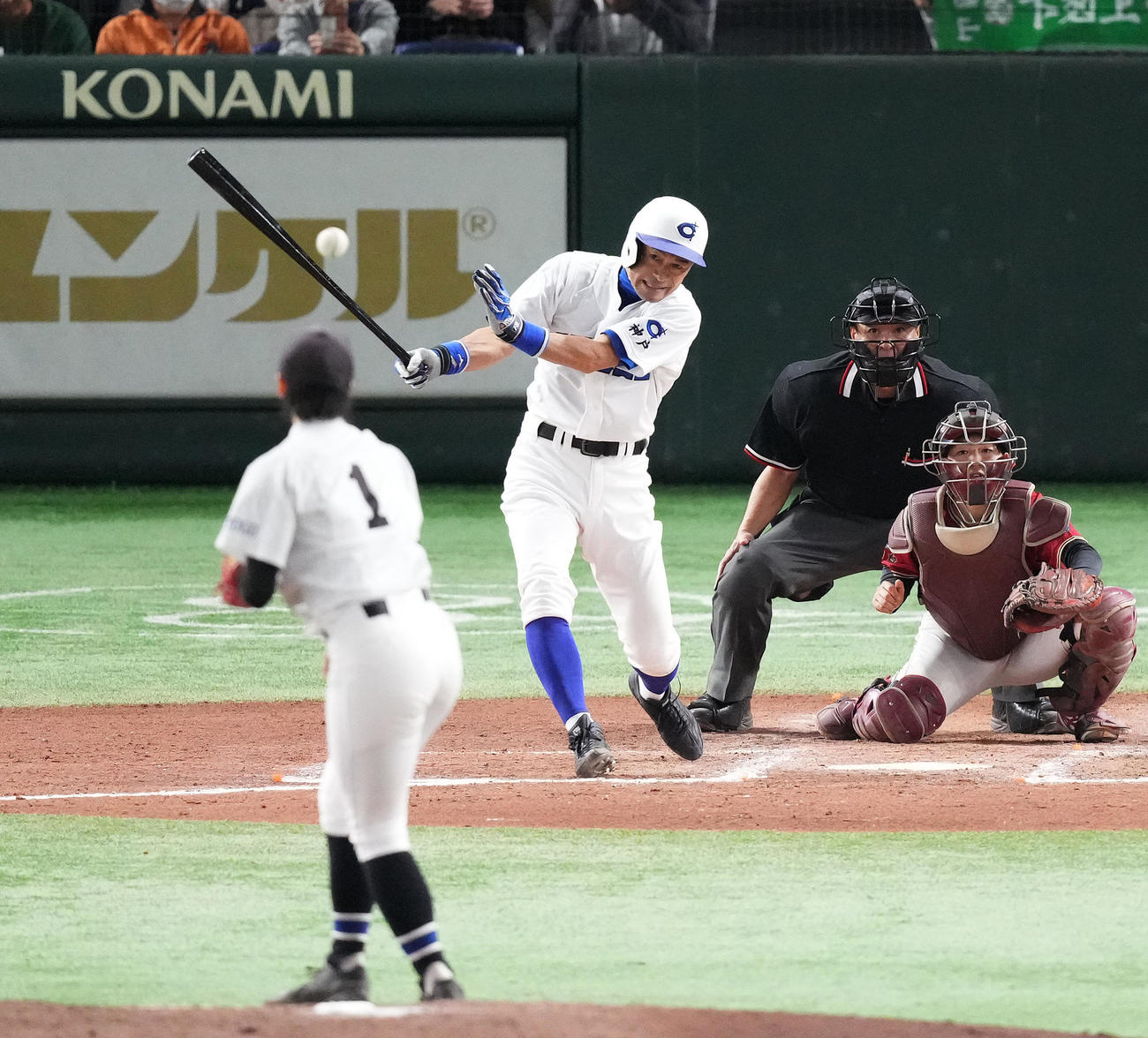 イチロー選抜対高校野球女子選抜　8回裏イチロー選抜2死一、二塁、右適時打を放つイチロー氏。投手加川（撮影・菅敏）
