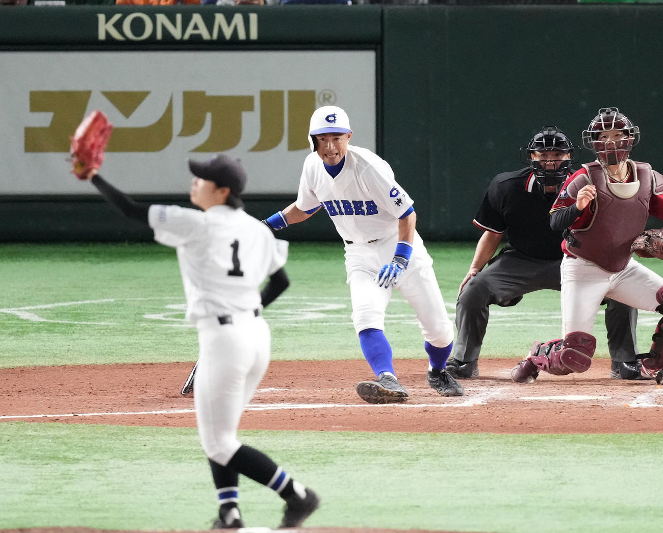 イチロー選抜対高校野球女子選抜　8回裏イチロー選抜2死一、二塁、右適時打を放ち、体勢を崩すイチロー氏。投手加川（撮影・菅敏）
