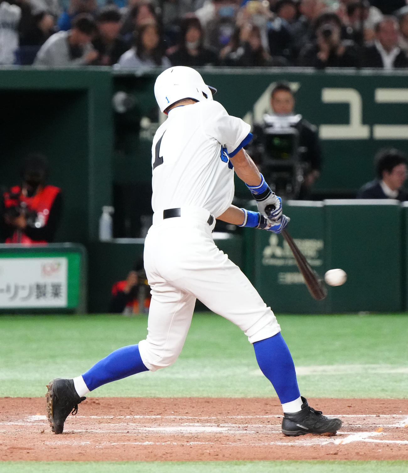 イチロー選抜対高校野球女子選抜　8回裏イチロー選抜2死一、二塁、安打を放つイチロー氏（撮影・江口和貴）