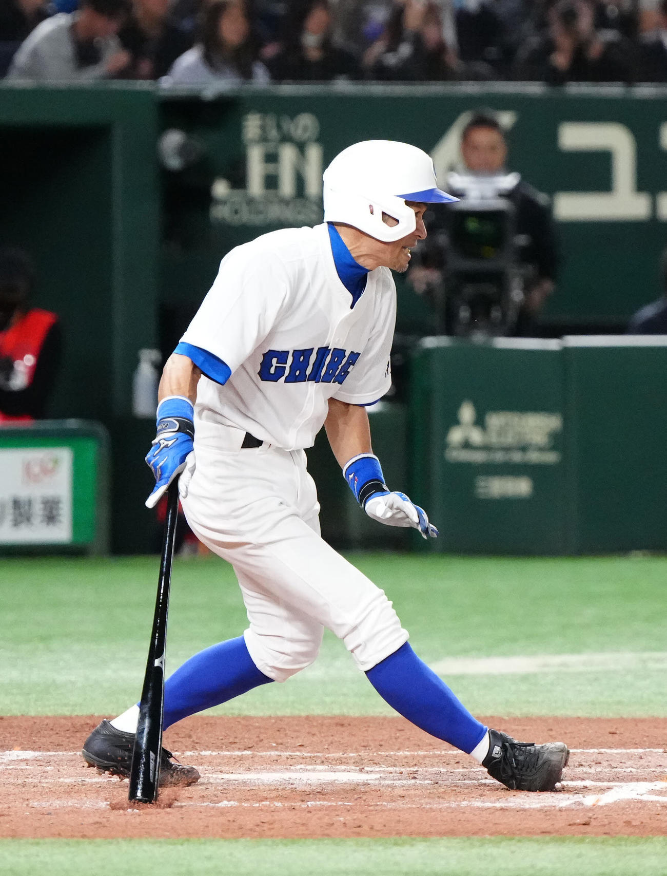 イチロー選抜対高校野球女子選抜　8回裏イチロー選抜2死一、二塁、安打を放つイチロー氏（撮影・江口和貴）