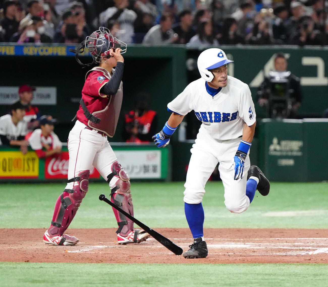 イチロー選抜対高校野球女子選抜　8回裏イチロー選抜2死一、二塁、安打を放つイチロー氏（撮影・江口和貴）