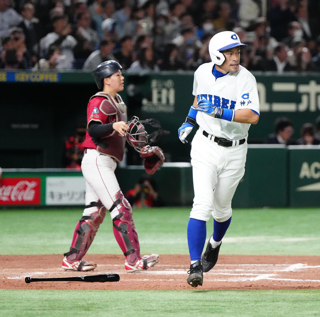 イチロー選抜対高校野球女子選抜　8回裏イチロー選抜2死一、二塁、安打を放つイチロー氏（撮影・江口和貴）